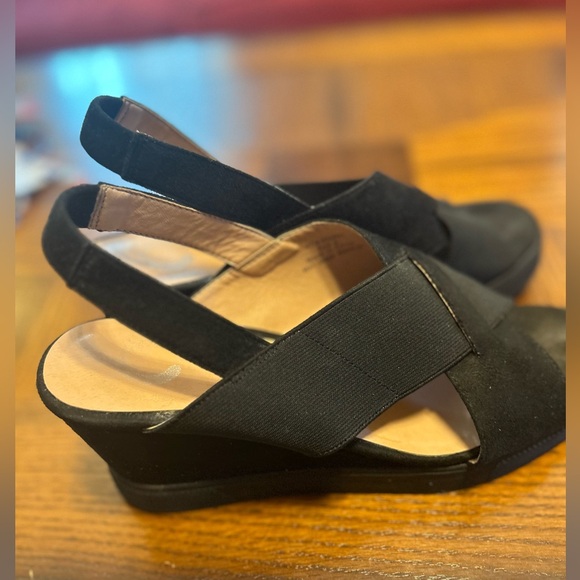 Journee Collection Women's Ronnie
Wedge Sandal, Size 9, Very Good Condition - Picture 6 of 13